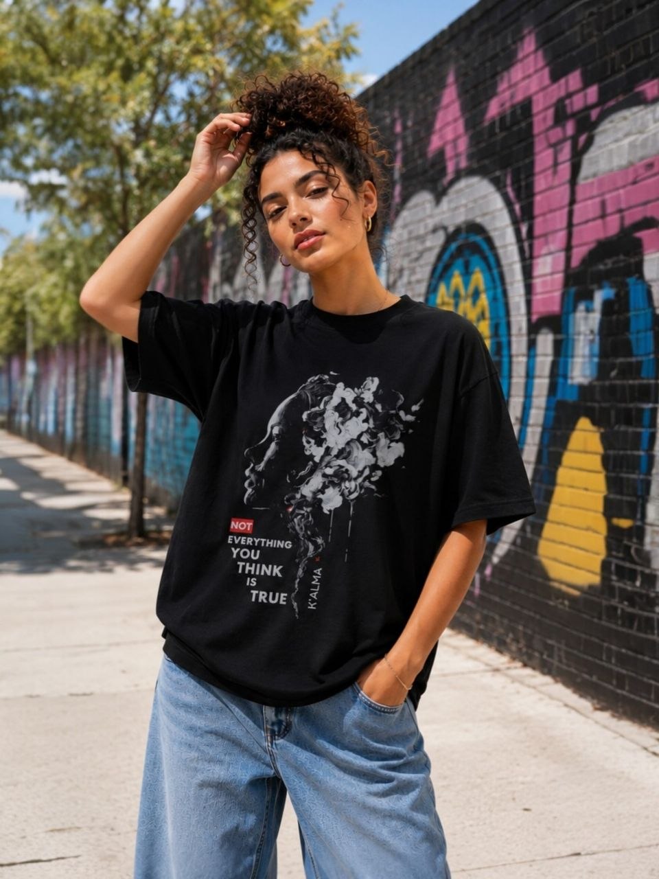 CAMISETA OVERSIZE NOT EVERYTHING YOU THINK IS TRUE NEGRA
